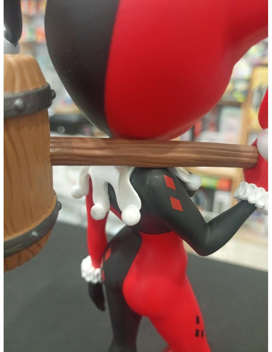 Figura Vinyl Vixens Harley Quinn  - ESTE PRODUCTO SE ENCUENTRA SIN CAJA Y CON UNA TARA EN EL MAZO. (ver fotos)