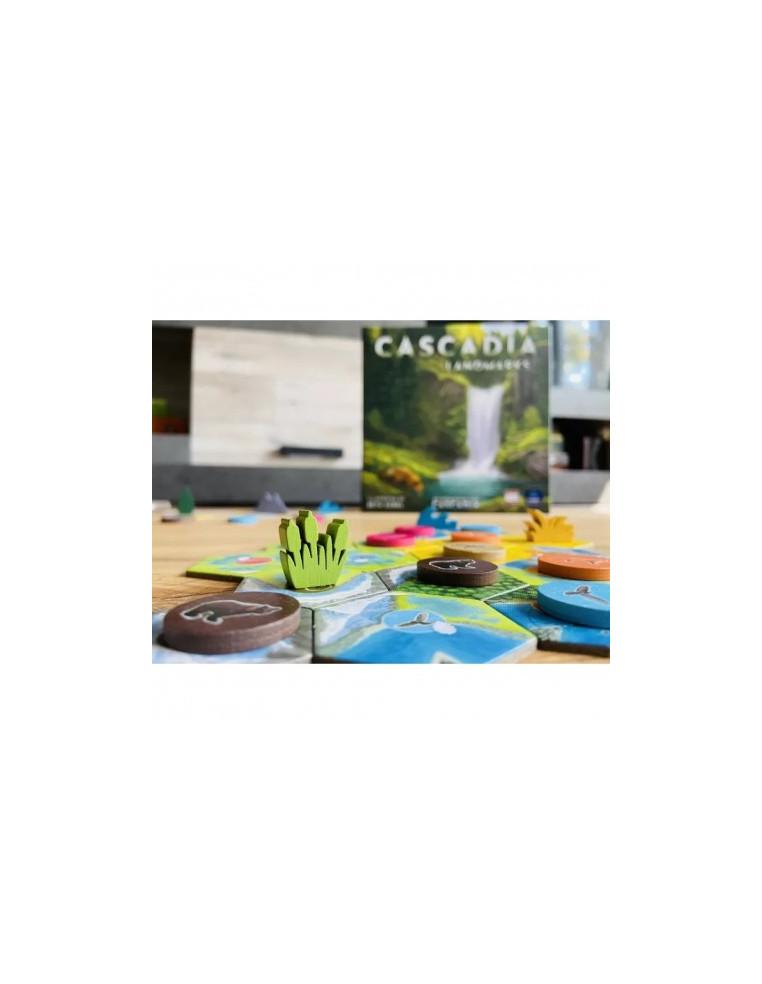 Cascadia: Hitos. Expansión  - En Cascadia: Hitos, los jugadores crean extensos hábitats y colocan bellos hitos naturales en ello