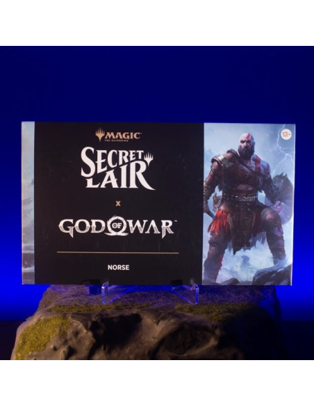 RESERVA MTG - Secret Lair Playstation x God of War: Norse (Inglés)  - Este producto es una RESERVA, y se servirá en la fecha de 